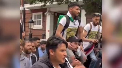 İngiltere’de müslümanlar müslümanlara lanet okudu