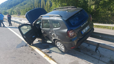 Otomobil bariyerde asılı kaldı: 4 yaralı