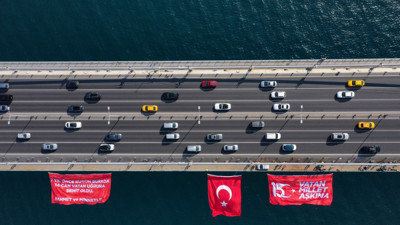 15 Temmuz Şehitler Köprüsü'ne Türk bayrağı asıldı