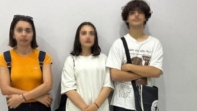 İkisi kız üç kişiyi sokak ortasında tekme tokat dövdüler