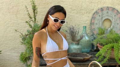 Zeynep Bastık tatil pozlarını paylaştı. O detaya tine yorum yağdı