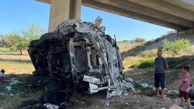 Lastiği patlayan kamyon viyadükten uçtu: 3 yaralı