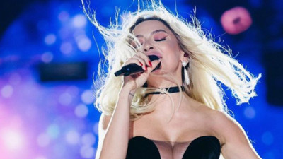 Hadise yaptığı paylaşımla yine olay oldu. Göğüs dekoltesine zoom yapınca sosyal medya yıkıldı