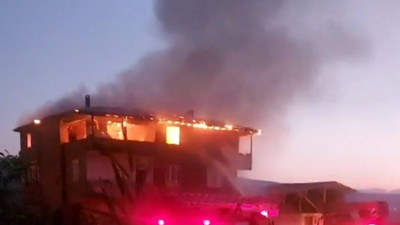 Tokat'ta 3 katlı ev alevlere teslim oldu