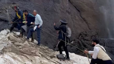 Hakkari'de buzullara düşen 2 dağcı bulunamadı