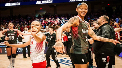 Kadın Voleybol Takımımızın koçu Daniele Santarelli şampiyonluğu erik dalı eşliğinde kutladı