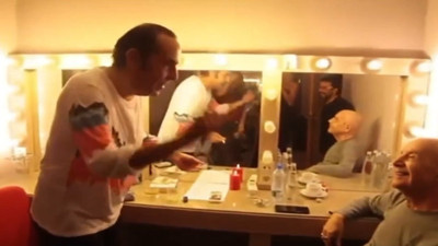 Özkan Uğur Mazhar Alanson'u kuliste yerin dibine sokmuştu. Ölümünün ardından videoları gündem oluyor
