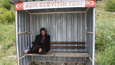 Aşık Ecevit’in hüzünlü hikayesi. 24 yıldır gelmeyen sevgilisini gelecek diye bu durakta bekliyor