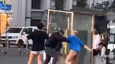 Taksim’de travestilerden sokak ortasında meydan dayağı