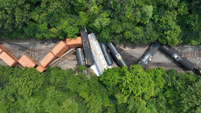 ABD'de "tehlikeli madde" taşıyan tren raydan çıktı