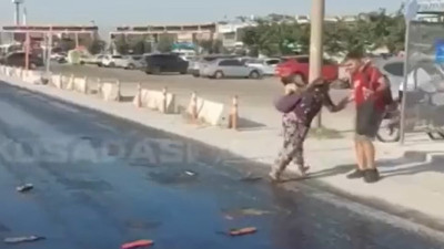 Kuşadası’nda asfalt eridi terlikler yola yapıştı