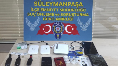 Ehliyet sınavı öncesi kopya düzeneğini test ederken yakalandılar