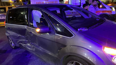 Cevizlibağ E5'te 2 araç çarpıştı