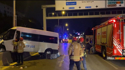 Kontrolden çıkan servis minibüsü refüje çarptı