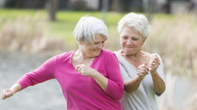 Profesör kadınların menopoz yaşını uzatmanın sırrını açıkladı