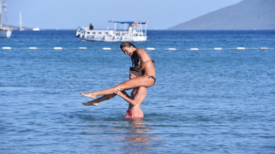 Özlem Yıldız'ın oğlu annesini omuzlarında taşıdı