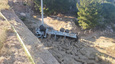 Saman yüklü kamyon 10 metreden düştü. Şoför hayatını kaybetti