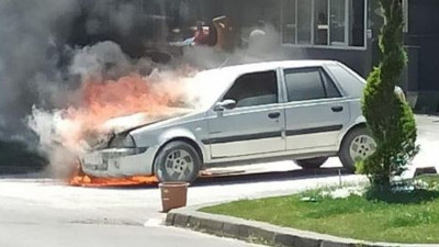 Alev alev yanan otomobilden sürücü atlayarak kurtuldu