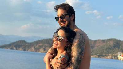 Melek Mosso'dan tatil pozları. Herkes dövmelerine takıldı