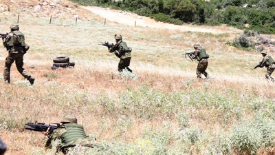 Astsubay komutanını rehin aldı