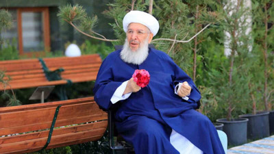 Menzil'de torunlar da kavgaya dahil oldu. Tarikatta taht kavgası sürüyor