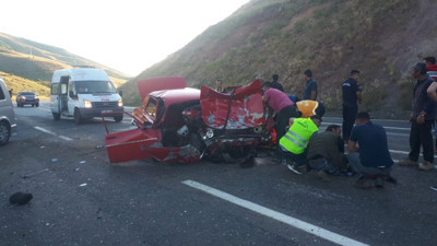 Kamyonet ile otomobil çarpıştı: 3 yaralı