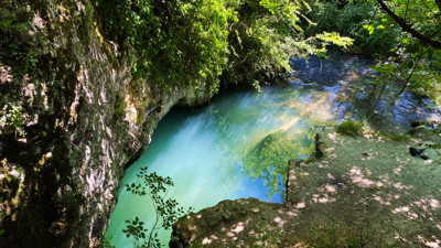Burayı ilk kez göreceksiniz. Mağaranın üzerindeki havuz hayran bırakıyor