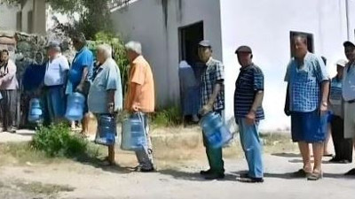 Sosyal medyada günün esprisi geldi. Emekliler çeşmeye tatile giderken. Ferdi Tayfur'un şarkısı ile paylaştılar