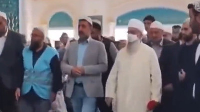 Menzil’de müritler şeyhlerini havlayarak karşıladı. Nedeni ortaya çıktı