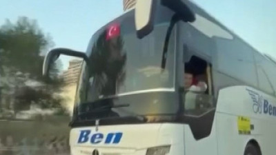 D-100'de şerit değiştirme gerginliği. Otobüs şoförü otomobile su şişesi fırlattı