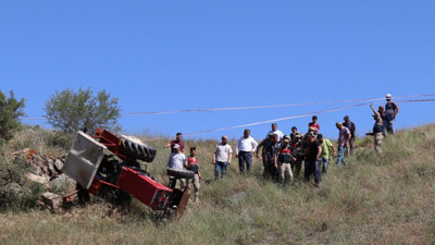 Devrilen traktör can aldı
