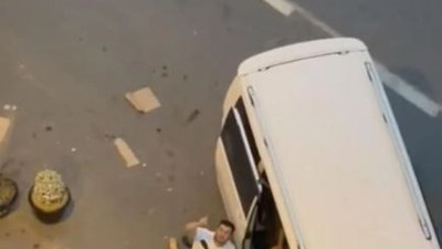 Sokak ortasında kadını bayıltana kadar dövdü