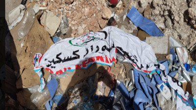 Türkiye'de Arapça tabelalar indirilmeye başlanınca ÖSO Suriye'deki şehit askerimizin tabelasını indirdi