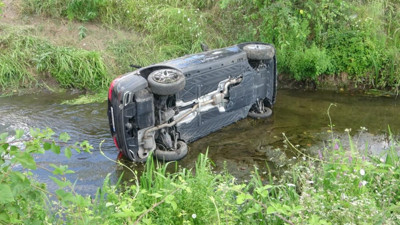 Kontrolden çıkan otomobil çaya uçtu: 4 kişi yaralandı