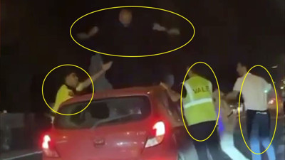 Linç etmeye kalktılar. Trafikte makas atan otomobilin üzerinde zıpladı