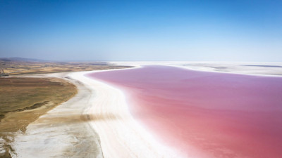 Ankara'da görsel şölen. Tuz Gölü kırmızıya büründü