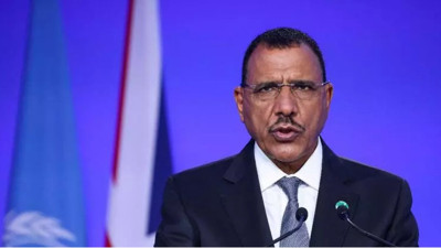 Nijer'de askeri hareketlilik. Devlet Başkanı sarayında alıkonuldu