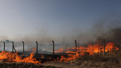 Kırklareli'deki tarla yangını İstanbul yönündeki trafiği felç etti