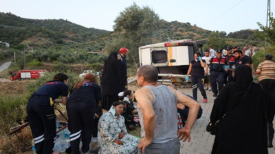 Türbe ziyareti dönüşünde minibüs şarampole devrildi. 20 öğrenci yaralı