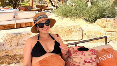 Ezgi Mola karnı burnunda pozlarını paylaştı