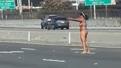 Çırılçıplak soyunan kadın otoyolda araçlara ateş açtı