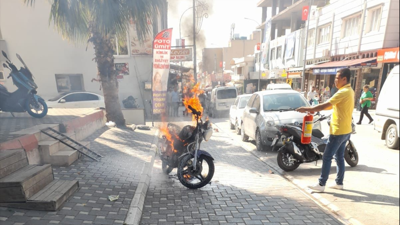 Park halindeki motosiklet alev alev yandı