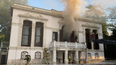 Beşiktaş Yıldız Parkı’nda tarihi köşk yandı
