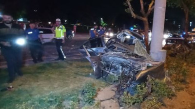 Çocuk sürücü ağaca çarptı. 2 arkadaşının durumu ağır