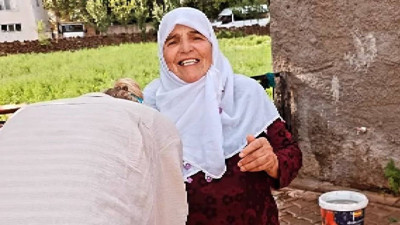 Ünlü oyuncu Bitlis’e gitti kayınvalidesinin elini öptü