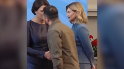 Zelenski'nin karısının kocasını kıskandığı an. Başka kadını öpünce kocasına hayretle bakıp elini bıraktı