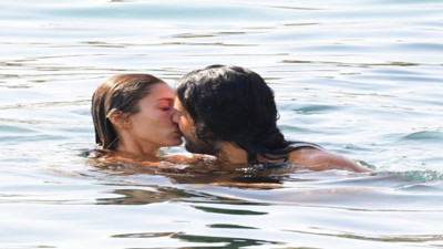 Türkiye Güzeli Şevval Şahin denizde romantik anlar yaşadı