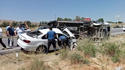 3 araç birbirine girdi minibüsteki yolcu öldü