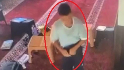 Laptopu pantolonunun içine sokup kaçtı. Camiye Kuran öğrenmeye gitmişti
