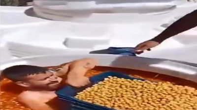 Yarı çıplak halde girdiği tanktan zeytinleri kasalara doldurdu. Skandalın biri bitiyor biri başlıyor